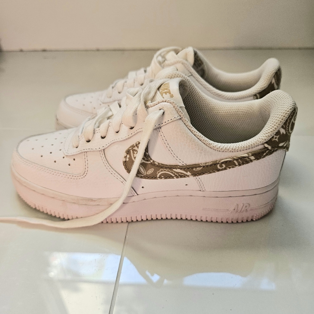 White Nike Air Force 1 Women's Sneakers with Green Swoosh Size 5.5 - Picture 2 of 6